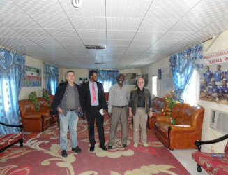 Ankunft im Flughafen Hargeisa, Jürgen Weber, Bashir Subaan, Hassan Aydid, Walter Thöni